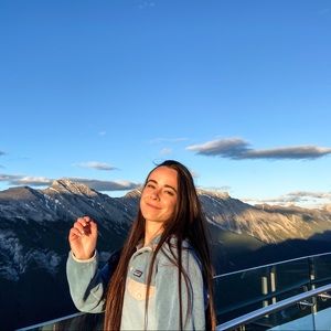 Meet your Posher, Larissa